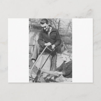 Carte Postale Fils des années 1920 Aider son père à scier du boi