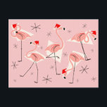 Carte postale Flamant rose Santas rose<br><div class="desc">Un décor de Noël animé et décalé avec une touche rétro, avec des flamants roses portant des chapeaux de Père Noël, des formes géométriques crème et des étoiles sur un arrière - plan rose (changement de couleur). Un design personnalisable pour personnaliser avec votre propre texte, images et idées. Image d'art...</div>