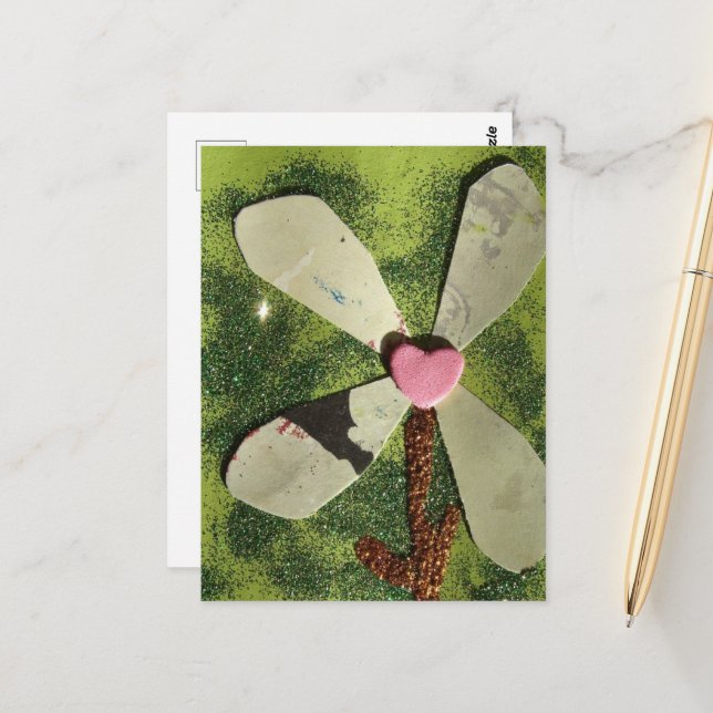 Carte Postale Fleur en média mixtes avec centre de cœur rose (Devant/Arrière en situation)
