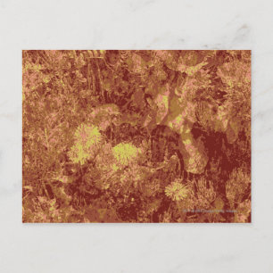 Carte Postale Fleur jaune contre motif de camouflage feuille