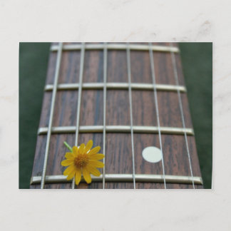 Carte Postale Fleur jaune sur le cou de la guitare