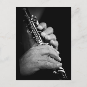 Carte Postale Flûte jouée en noir et blanc par un gitan