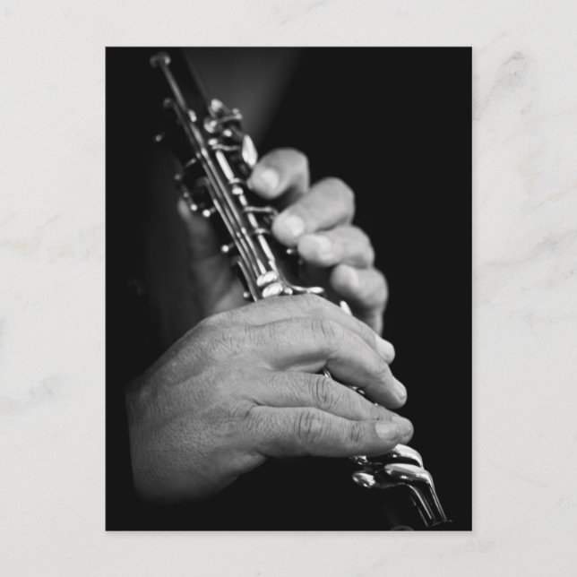 Carte Postale Flûte jouée en noir et blanc par un gitan (Devant)