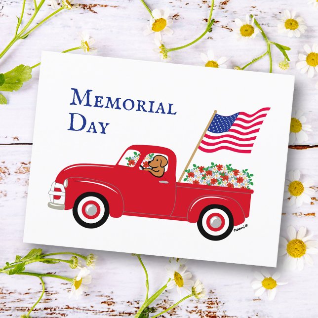 Carte Postale Fox Red Labrador Camion Rouge Jour de la Mémoire (Fox Red Labrador Memorial Day Postcard for Labrador Owners.  The US Flag and Red Truck design.)