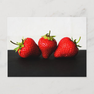 Carte Postale Fraises Sur Blanc Sur Noir Pccna