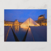 Musée du Louvre à Paris, avec sa célèbre pyramide en verre, fermé