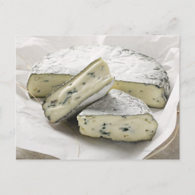 Carte Postale Fromage bleu avec morceaux coupés en papier (Devant)