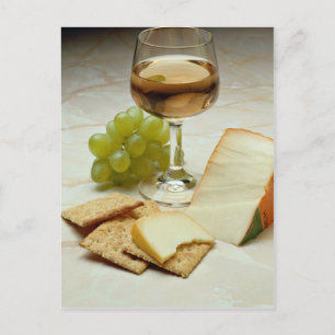 Carte Postale Fromage délicieux, craquelins et verre à vin