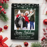 Carte Postale Fun Calliage Vert Bois Lumières Photo Holiday<br><div class="desc">Script de calligraphie moderne Joyeux Vacances Famille Photo Holiday Carte postale - Rustique Pays Vert Bois avec lumières à cordes</div>