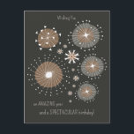 Carte Postale Fun inventif feu d'artifice dessiné à la main CC11<br><div class="desc">Carte d'anniversaire avec une illustration amusante, innovante, dessinée à la main. Le message d'anniversaire par défaut dit : Vous souhaite | une année EXTRAORDINAIRE | et un anniversaire SPECTACULAIRE ! Si vous le souhaitez, vous pouvez modifier la taille et/ou la position des étoiles. Il est également possible de changer la...</div>