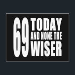 Carte Postale Funny 69th Birthdays : 69 Today et None the Wiser<br><div class="desc">Un nouveau design pour 2013 et une partie de ma série de cadeaux créés spécifiquement pour les anniversaires. J'aime vraiment l'humour drôle et positif de ce design. La lettre est grande, audacieuse et confiante. Le design se décline en deux couleurs : noir & blanc et rose & blanc. Je pense...</div>