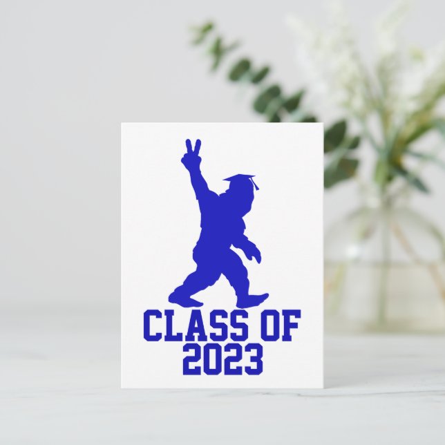 Carte Postale Funny Bigfoot Class of 2023 - Graduation 2023 (Debout devant)