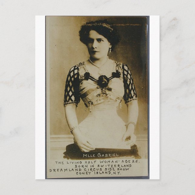 Carte Postale Gabrielle, la demi-femme extraordinaire ! (Devant)