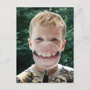Carte Postale garçon blond derrière loupe verre souriant