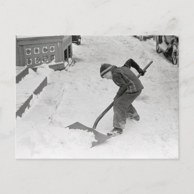 Carte Postale Garçon déblayant la neige, 1940 (Devant)