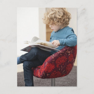 Carte Postale Garçon lisant un livre