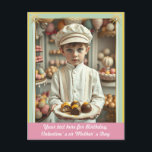 Carte Postale Garçon mignon avec des douceurs gourmandes faites<br><div class="desc">Carte postale à l'esthétique pastel artistique avec une illustration unique représentant un petit garçon présentant une assiette de délicieux mets gastronomiques et de friandises.</div>