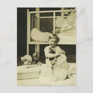 Carte Postale Garçon tenant l'ours en peluche