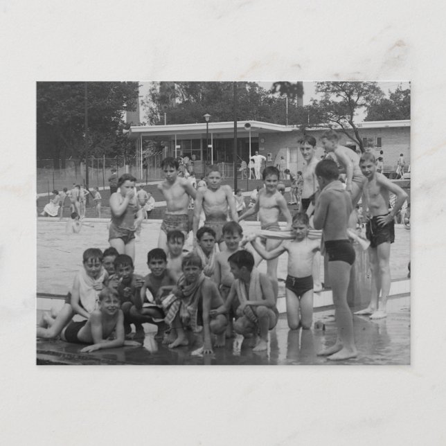 Carte Postale Garçons à la piscine. Photo vintage (Devant)