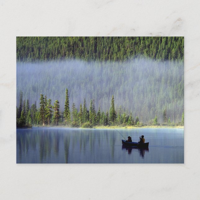 Carte Postale Garçons pêchant depuis un canoë avec de la brume d (Devant)