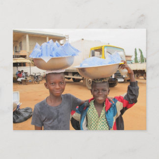 Carte Postale Garçons vendant des sachets d'eau au Ghana
