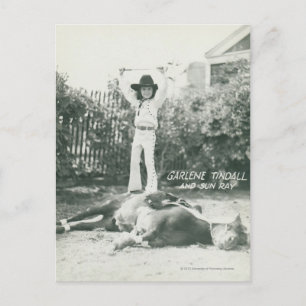 Carte Postale Garlene Tindall debout sur un cheval de ruse.