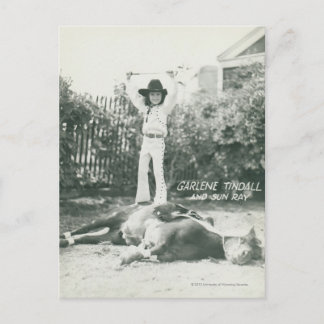Carte Postale Garlene Tindall debout sur un cheval de ruse.