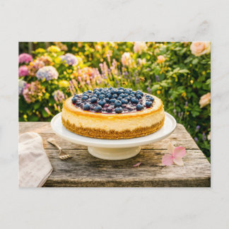 Carte Postale Gâteau au fromage aux myrtilles dans un jardin ave