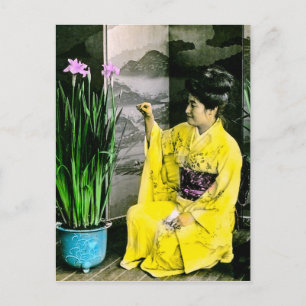 Carte Postale Geisha en Kimono Jaune Organiser des fleurs Vintag