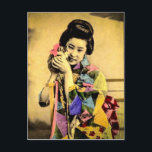 Carte Postale Geisha vintage avec un mignon Kitten Vieux Japon<br><div class="desc">D'une authentique lanterne magique dans notre archive privée avec des images exotiques de l'Orient. Les couleurs ont été numériquement restaurées et rehaussées pour votre plaisir, ce qui a ramené l'image à sa gloire d'origine.</div>