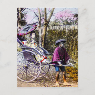 Carte Postale Géisha vintage voyageant en pousse-pousse dans le 