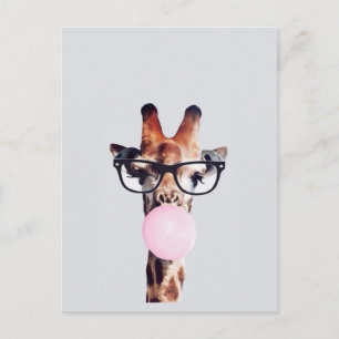 Carte Postale Girafe portant des lunettes soufflant une gomme à