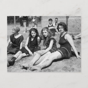 Carte Postale Girls on the Beach, début des années 1900