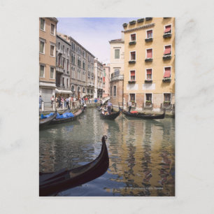Carte Postale Gondolas dans un canal, Venise, Italie