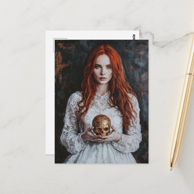 Carte Postale Gorgeous Red haired Woman With a Gold Skull (Devant/Arrière en situation)