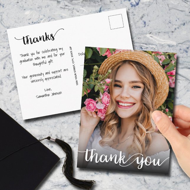 Carte Postale Graduation de la photo Merci de script moderne (Graduation thank you postcards with your photo on the front and message on the back)