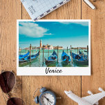 Carte Postale Grand Canal de Venise avec des gondoles emblématiq<br><div class="desc">Une vue magnifique sur Venise (Italie) et le Grand Canal. Dans cette carte postale,  vous pouvez voir quelques élégantes Gondolas bleues,  le célèbre bateau qui est l'un des symboles les plus emblématiques de Venise.</div>