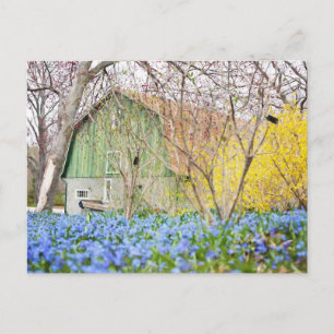 Carte Postale Grange d'automne avec champ de fleurs bleues