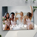 Carte Postale Grateful Bridesmaitres Photo Blank Merci<br><div class="desc">Cartes de remerciement pour vos demoiselles d'honneur avec l'une de vos photos préférées du jour de mariage sur le devant. Au dos, ajoutez une deuxième photo de vous et de votre servante d'accueil. Ajoutez votre message de remerciement écrit à la main pour leur faire savoir combien vous appréciez leur amitié...</div>