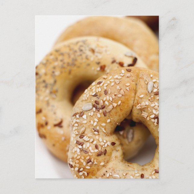Carte Postale Gros plan de bagels assortis sur une assiette (Devant)