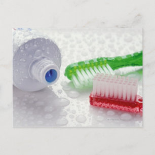 Carte Postale Gros plan de dentifrice et brosses à dents recouve