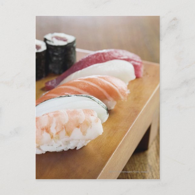 Carte Postale Gros plan de sushis sur une table (Devant)