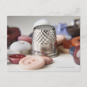 Carte Postale Gros plan des boutons avec un casquette métallique