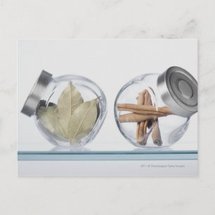 Carte Postale Gros plan d'herbes dans deux jarres