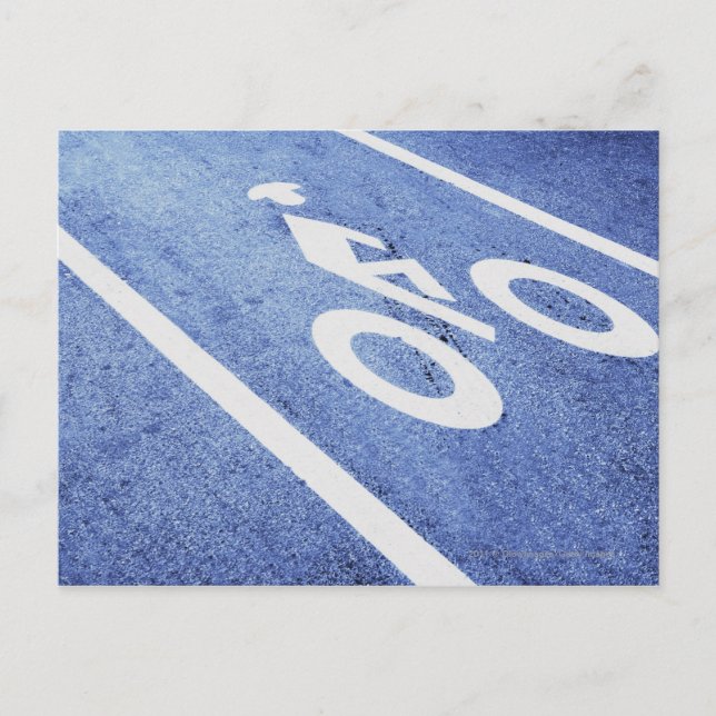 Carte Postale Gros plan d'un panneau de bicyclette sur la route (Devant)