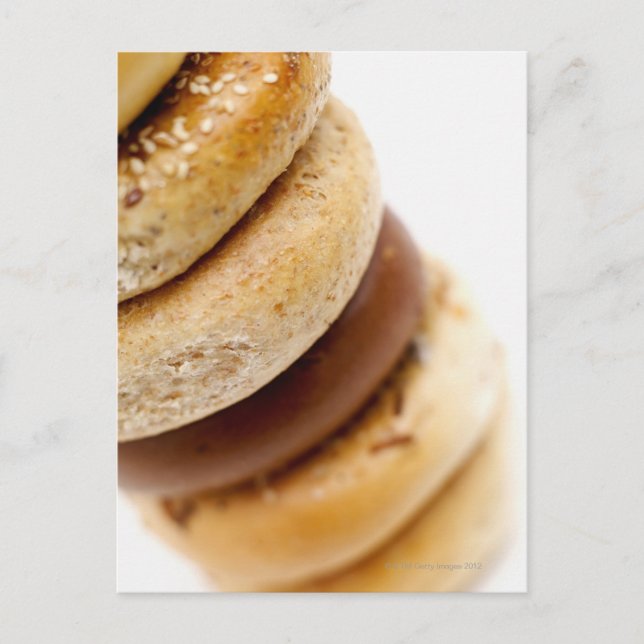 Carte Postale Gros plan d'une pile de bagels assortis (Devant)