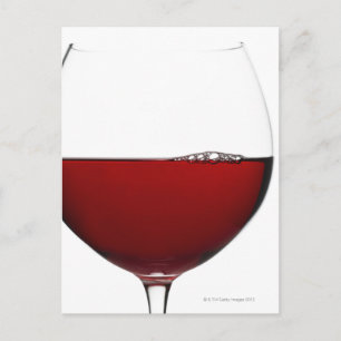 Carte Postale Gros plan sur un verre de vin rouge sur fond blanc