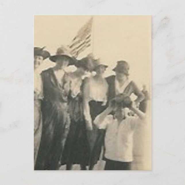 Carte Postale groupe avec garçon avec drapeau avec jumelles (Devant)