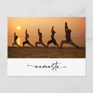 Carte Postale Groupe de personnes pratiquant le yoga avec le mot