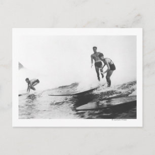 Carte Postale Groupe de surfeurs en Honolulu, Hawaii Surfing